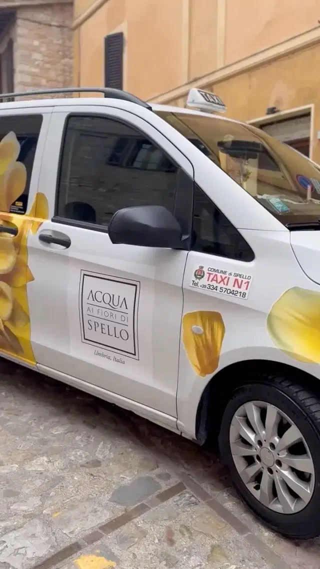TAAAAXI 🚖🌼💛

In questi giorni di primavera, in attesa dell’arrivo di Pasqua 🐣 le novità non finiscono 😍

Chi ha bisogno di un passaggio in boutique?! 🤭

#acquaaifioridispello 
#acquaaifioridispelloboutique 
#acquaaifiori
#taxi
#taxidriver 
#spring
#springstyle 
#pasqua
#happyeaster
#spello
#umbria
#italia