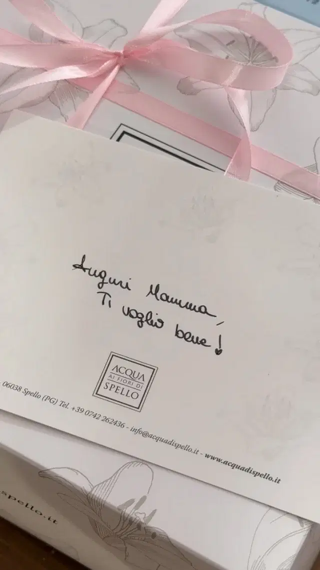 Trova il regalo perfetto per la #festadellamamma 🌸

Scegli tra i nostri cofanetti floreali quello perfetto e scrivi la tua dedica personalizzata: inseriremo un biglietto scritto a mano all’interno della tua spedizione per rendere davvero speciale il tuo dono 💌 

Scopri di più su 📲 acquadispello.it 

#acquaaifiori
#acquaaifioridispello 
#acquaaifioridispelloboutique 
#regalispeciali
#regaloperlamamma
#mumday
#mumgift
#cofanettiregalo
#spello
#umbria
#italia