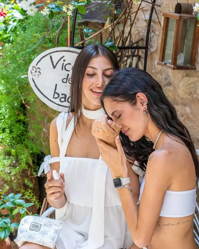 È il momento di scegliere la tua coccola ai fiori 🌸🫧✨

Per portare sempre con te la freschezza dei nostri fiori 🌺 
scegli l’elegante pochette fatta a mano con all’interno 3 Eau Fraiche “Racconto di un Momento” + “Balconi Fioriti” 🧴 

📲 acquadispello.it

#acquaaifiori
#acquaaifioridispello 
#acquaaifioridispelloboutique 
#acqueprofumate 
#miniprofumi
#beauty
#beautylover 
#momentoperfetto
#spello
#umbria
#italia