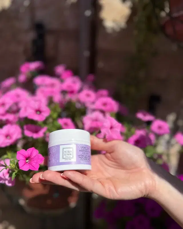 Due novità, un solo obiettivo: far splendere la tua pelle ✨

Scopri i nostri nuovi arrivi beauty 🫧 

• Crema viso ad azione liftante e rimpolpante, ideale per contrastare i segni del tempo con fattore di protezione SPF 30 

• Acqua micellare ultra delicata che strucca e deterge la pelle in un solo gesto, lasciandola fresca e purificata.
Adatta adatta a tutti i tipi di pelle

Siamo sicuri che le amerete 🫶🏻

Acquistale online o nei nostri negozi 🛍️ 
📲 acquadispello.it 

#acquaaifiori
#acquaaifioridispello 
#acquaaifioridispelloboutique 
#cremavisoliftante
#spf30
#cremavisoantietà 
#cremaviso
#acquamicellare 
#novitàbeauty 
#beauty
#beautyroutine 
#skincare
#skincareroutine 
#spello
#umbria
#italia