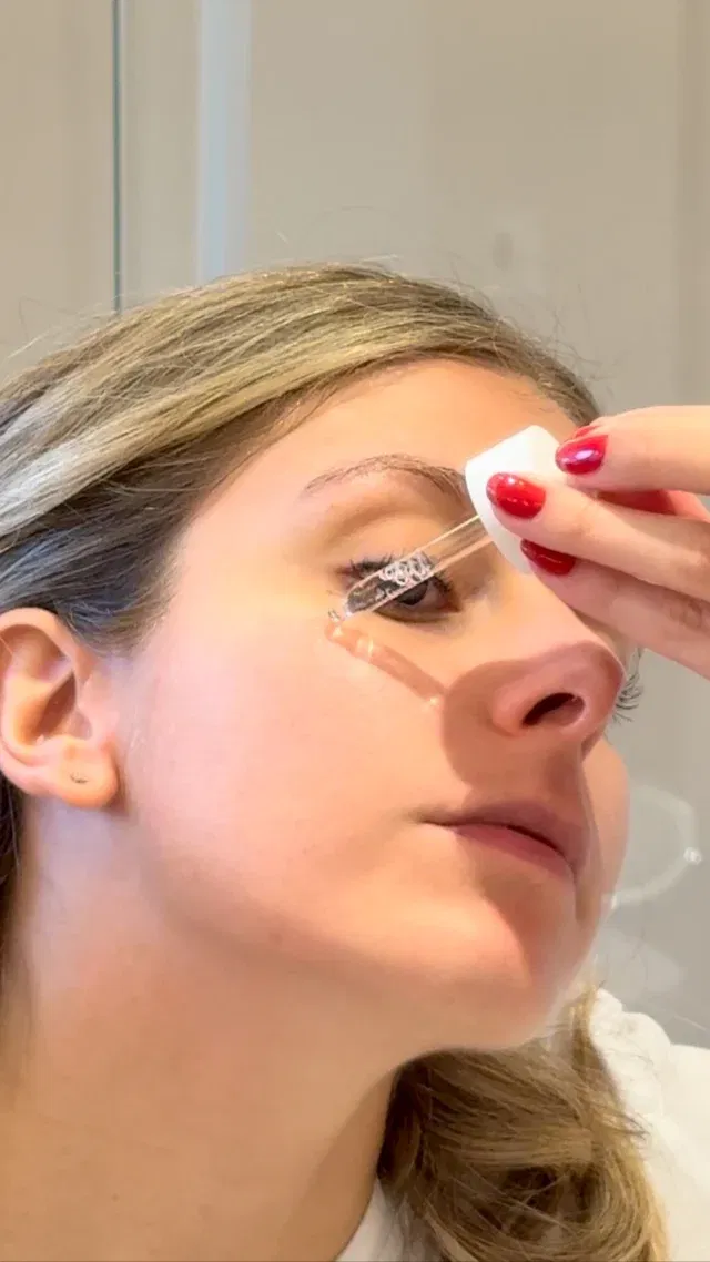 A volte basta poco per cambiare il modo in cui ci sentiamo: un gesto lento, una texture che si fonde con la pelle, una routine che diventa un momento tutto tuo 🫧✨

Scopri la nostra linea viso 🌸 nei nostri negozi 🛍️ 
e online 📲 acquadispello.it

#acquaaifiori 
#acquaaifioridispello 
#lineaviso
#skincareritual 
#sieroviso