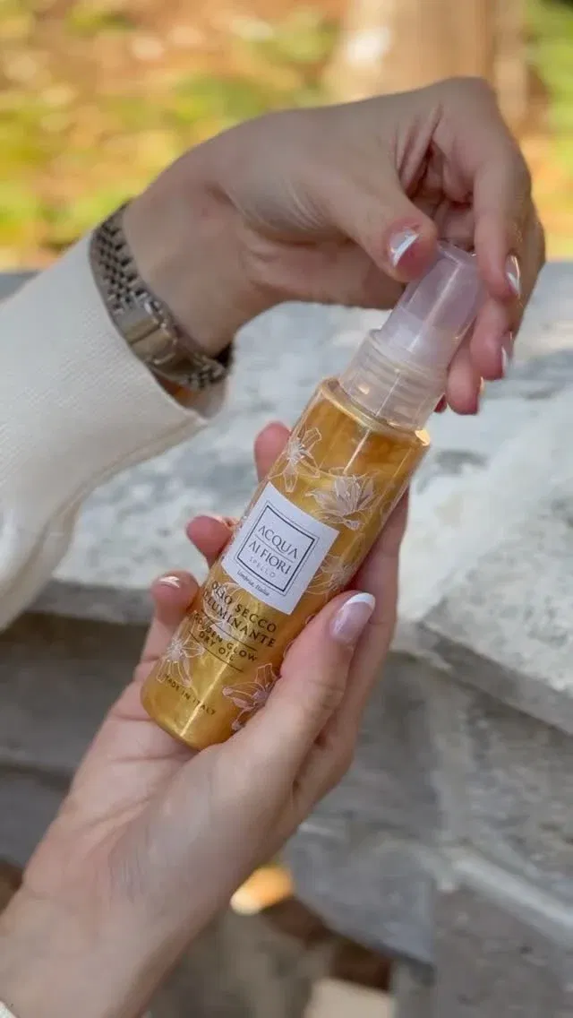 Parola d’ordine: BRILLARE 💖

Olio corpo setoso e illuminante che dona raffinati riflessi dorati e perlescenti, lasciando un incarnato luminoso e avvolgente. Si può applicare su tutto il corpo oppure utilizzare come illuminante viso ✨

La fragranza Fioritura 🌼 trasforma ogni applicazione in un rituale sensoriale 🫧 

#acquaaifiori
#acquaaifioridispello 
#olioilluminante
#oliocorpoilluminante 
#shine