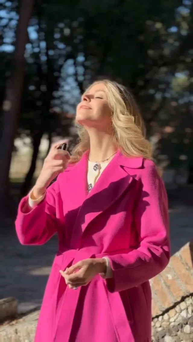 Un profumo racconta chi sei 🌺 
Un gesto quotidiano che diventa rituale 🫧 

Lascia che la magia dei fiori entri nella tua quotidianità con le nostre fragranze ✨

#acquaaifiori
#acquaaifioridispello 
#eaudeparfum
#loveparfum