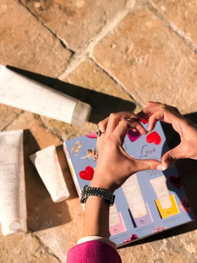 𝓟𝓲ù 𝓭𝓲 𝓾𝓷 𝓶𝓪𝔃𝔃𝓸 𝓭𝓲 𝓯𝓲𝓸𝓻𝓲 💐 

A #SanValentino regala la nuova box LOVE edition 💘

Un regalo pensato per chi ama la bellezza autentica e i rituali di benessere 🫧 

#acquaaifiori
#acquaaifioridispello