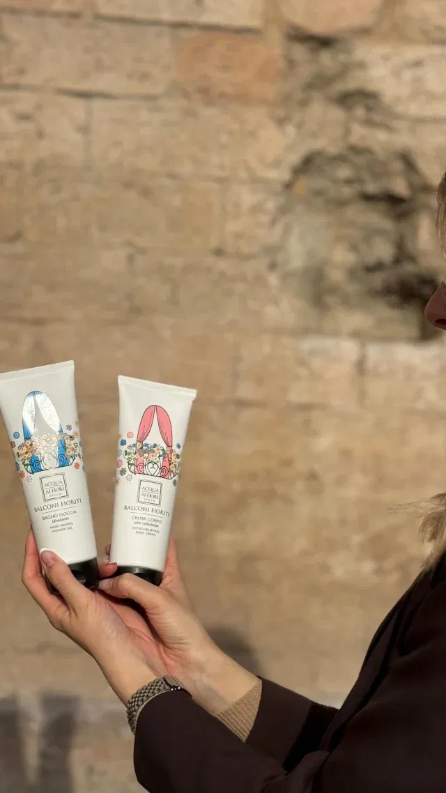 Un’esplosione di note floreali che avvolge i sensi con eleganza e dolcezza 🫧🌸✨

Il Bagno Doccia Idratante deterge delicatamente la pelle lasciandola morbida e profumata, mentre la Crema Corpo Idro Vellutante (200 ml) nutre in profondità e dona una sensazione di setosa leggerezza, ideale per l’uso quotidiano 🧴

Un rituale di bellezza che trasforma ogni gesto in un’esperienza sensoriale 💞

#acquaaifiori
#acquaaifioridispello 
#bagnodoccia
#cremacorpo