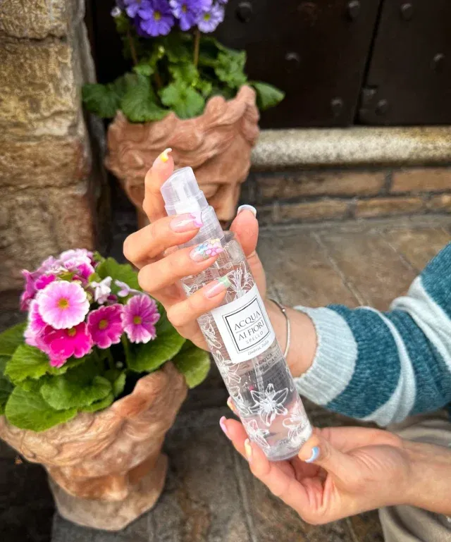 Profumo di primavera 🌸 
& voglia di sole ☀️ la nostra pelle chiede solo una cosa: acqua rinfrescante per idratare e profumare corpo viso e capelli 🫧💖

L’hai già acquistata? 🛍️
📲 acquadispello.it

#acquaaifiori
#acquaaifioridispello 
#springiscoming