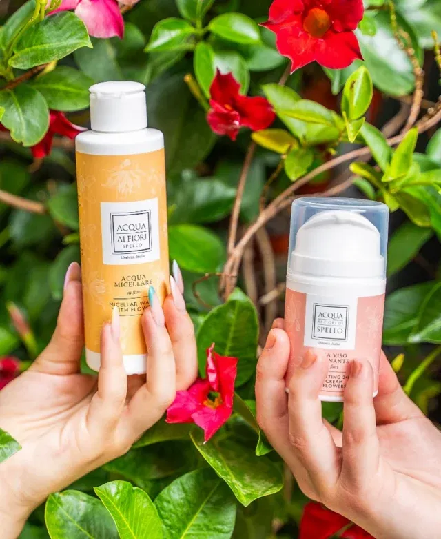 Due semplici gesti per una skincare fresca, leggera e perfetta per accogliere la primavera 🌺

Acqua micellare 🫧 ultra delicata che strucca e deterge la pelle in un solo gesto, lasciandola fresca e purificata.
Adatta adatta a tutti i tipi di pelle ✔️ 

Crema viso 🧴 può essere inclusa nella tua routine sia al mattino che alla sera, regalandoti una sensazione di freschezza e benessere ad ogni applicazione ed è adatta a tutti i tipi di pelle ✔️ 

📲 acquadispello.it

#acquaaifiori
#acquaaifioridispello 
#skincareroutine