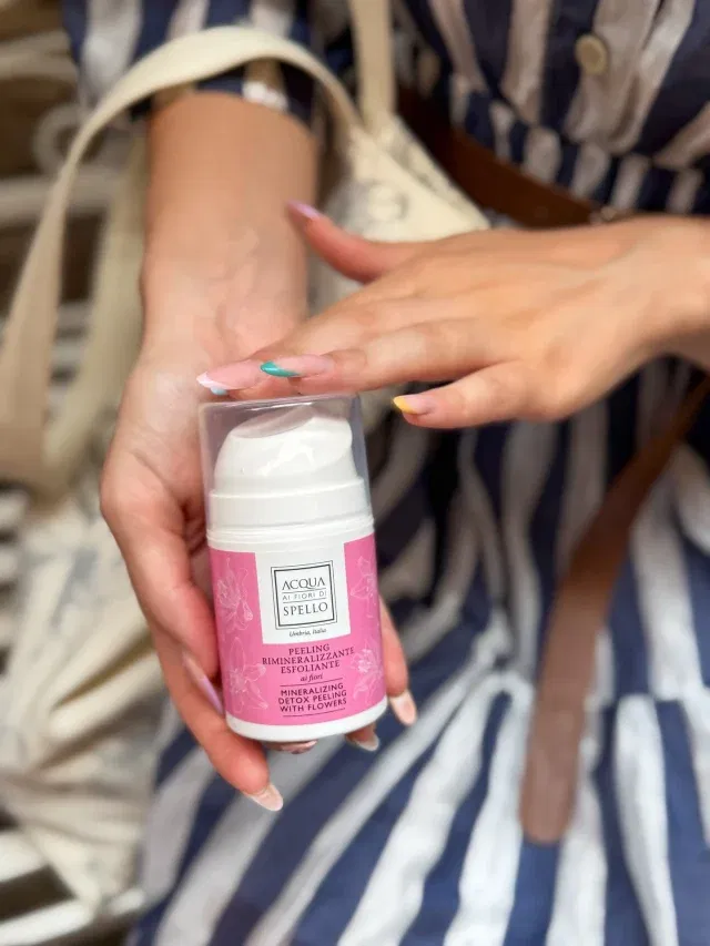 Chiunque sogna una pelle levigata e radiosa ✨

Il nostro #peeling viso è perfetto per rigenerare & iluminare 💞
La formulazione è completamente biologica 🍃e si adatta a tutti i tipi di pelle 🫧 

Acquista nelle nostre boutique 🛍️ 
o online 📲 acquadispello.it

#acquaaifiori
#acquaaifioridispello 
#pellesetosa
#skincareroutine